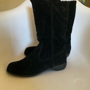 Black fleece lined faux suede boots 8.5w